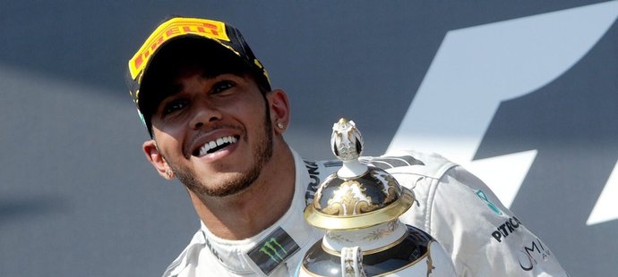 Brit Lewis Hamilton byl v zajetí rituálů