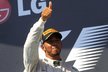 Brit Lewis Hamilton počtvrté v kariéře vyhrál Velkou cenu Maďarska formule 1. V desátém závodu sezony se mistr světa z roku 2008 dočkal prvního triumfu od přestupu k Mercedesu, předchozí tři vítězství na Hungaroringu slavil v barvách McLarenu.