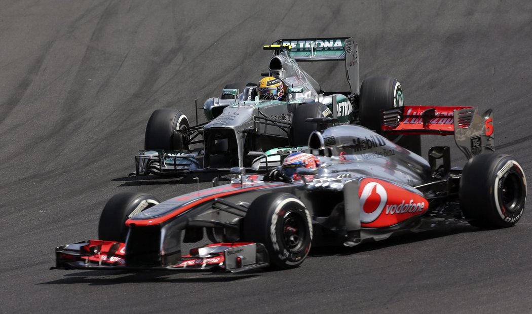 Brit Lewis Hamilton útočí ve Velké ceně Maďarska F1 na Jensona Buttona ze stáje McLaren Mercedes. Hamilton se později stal vítězem závodu.