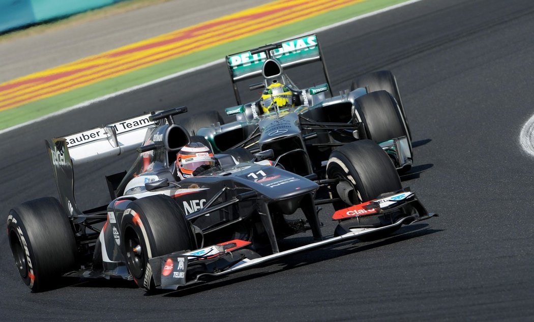 Pilot Nico Hulkenberg s vozem Sauber bojuje ve Velké ceně Maďarska s pozdějiším vítězem, Britem Lewisem Hamiltonem