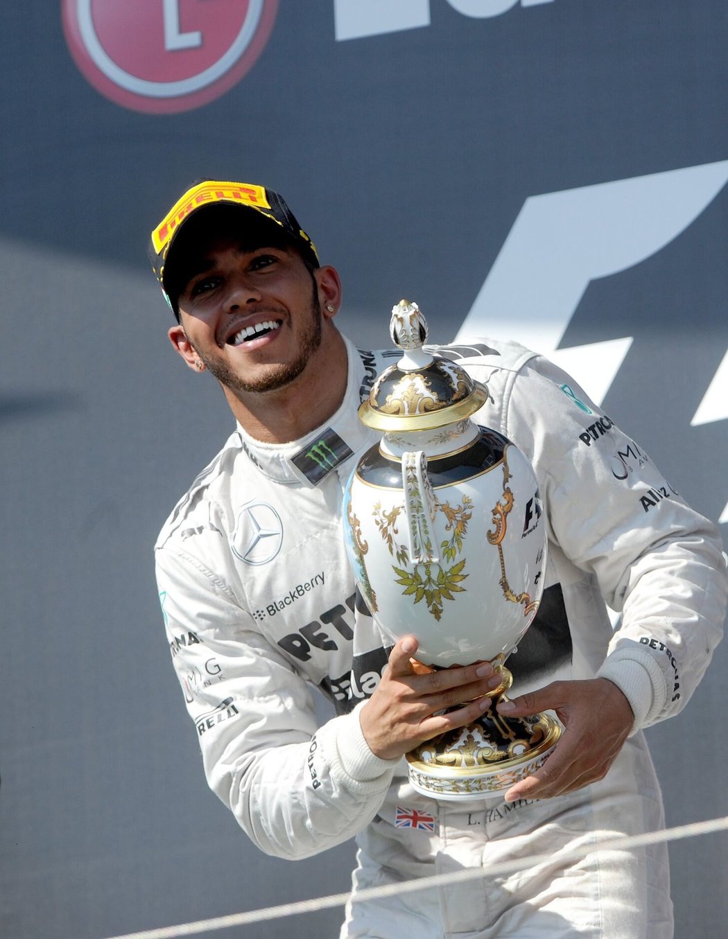 Brit Lewis Hamilton počtvrté v kariéře vyhrál Velkou cenu Maďarska formule 1. V desátém závodu sezony se mistr světa z roku 2008 dočkal prvního triumfu od přestupu k Mercedesu, předchozí tři vítězství na Hungaroringu slavil v barvách McLarenu.