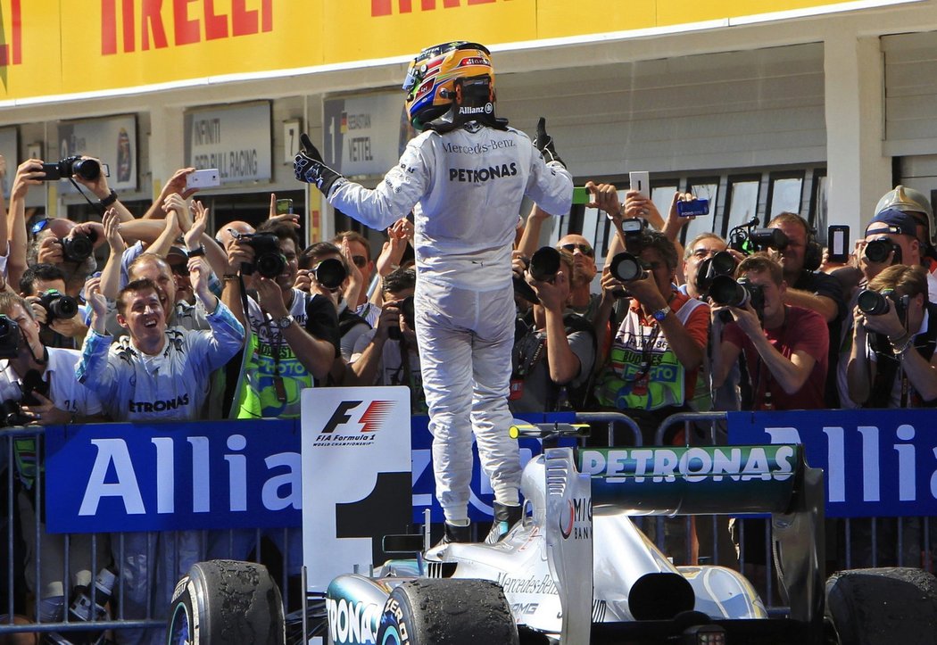 Brit Lewis Hamilton počtvrté v kariéře vyhrál Velkou cenu Maďarska formule 1. V desátém závodu sezony se mistr světa z roku 2008 dočkal prvního triumfu od přestupu k Mercedesu, předchozí tři vítězství na Hungaroringu slavil v barvách McLarenu.  Triumf si užíval se svými fanoušky.