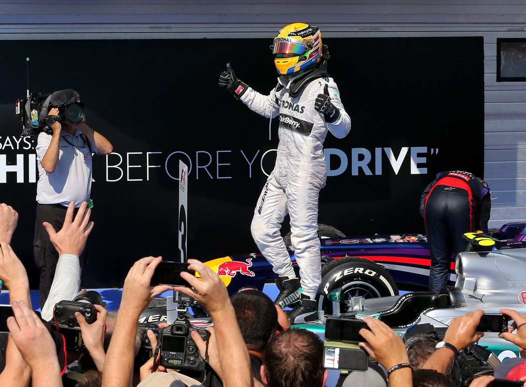 Britský pilot Lewis Hamilton si po triumfu ve Velké ceně Maďarska F1 užívá se svými fanoušky. V Maďarsku vyhrál už počtvrté, mohl by být korunován králem F1 na tomto okruhu.