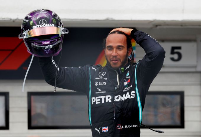 Hamilton ovládl VC Maďarska a vyrovnal Schumacherův rekord. Vede seriál MS Hamilton ovládl VC Maďarska a vyrovnal Schumacherův rekord. Vede seriál MS