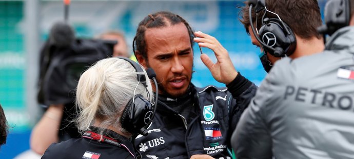 Šestinásobný mistr světa Lewis Hamilton osmým vítězstvím ve Velké ceně Maďarska F1 vyrovnal rekord Michaela Schumachera v počtu výher v jednom závodě.