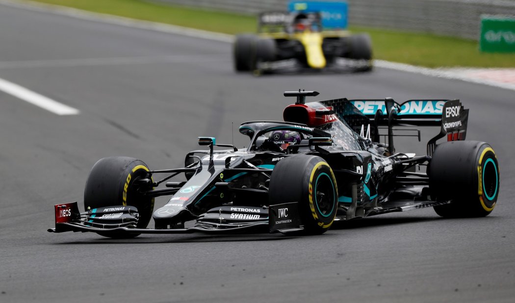 Šestinásobný mistr světa Lewis Hamilton osmým vítězstvím ve Velké ceně Maďarska F1 vyrovnal rekord Michaela Schumachera v počtu výher v jednom závodě.