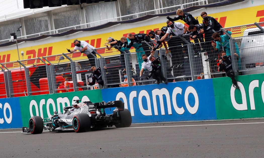 Šestinásobný mistr světa Lewis Hamilton osmým vítězstvím ve Velké ceně Maďarska F1 vyrovnal rekord Michaela Schumachera v počtu výher v jednom závodě.