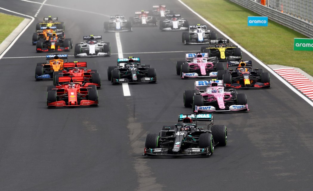 Šestinásobný mistr světa Lewis Hamilton osmým vítězstvím ve Velké ceně Maďarska F1 vyrovnal rekord Michaela Schumachera v počtu výher v jednom závodě.