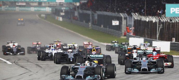 Hamilton a Rosberg měli skvělý start.