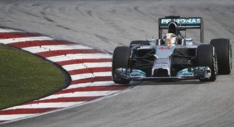 Mercedes dominoval v Malajsii! Hamilton vyhrál, Rosberg byl druhý