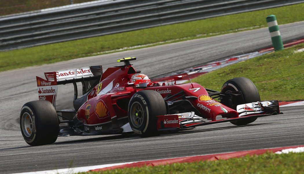 Kimi Räikkönen se na začátku závodu zapletl do drobné kolize, dopředu se pak v průběhu závodu prokousával dost těžko.