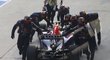 Mechanici Red Bullu tlačí do boxů porouchaný vůz Daniela Ricciarda.