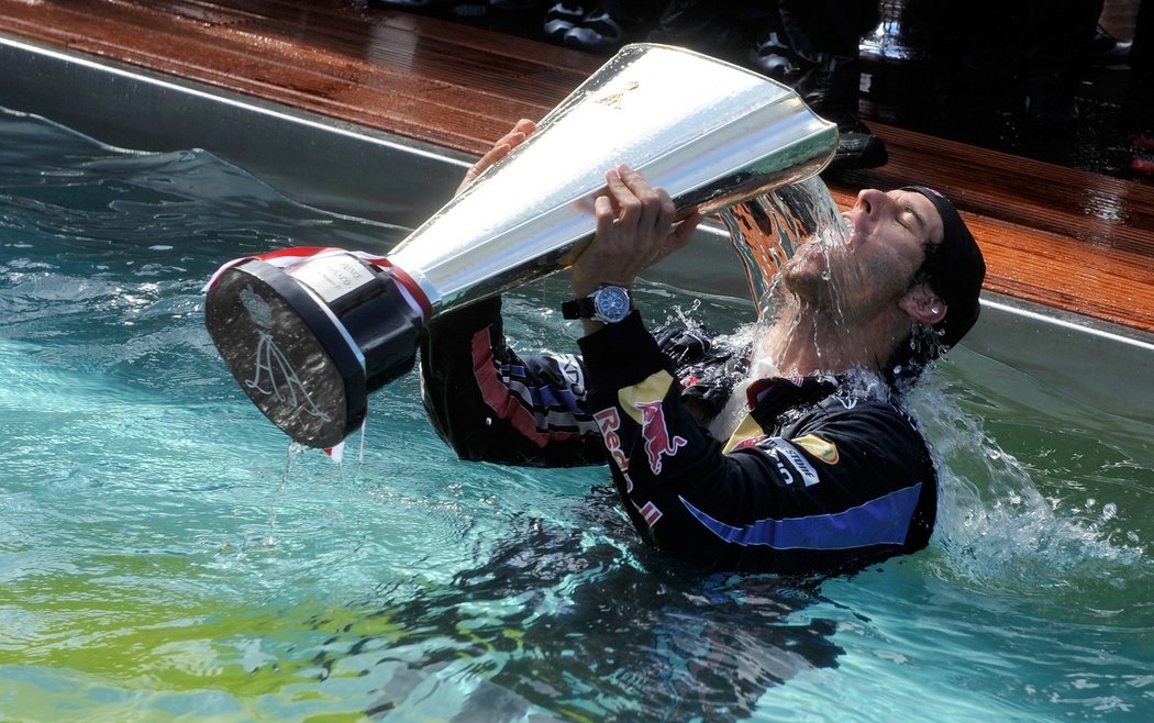 Mark Webber slavil triumf v bazénu