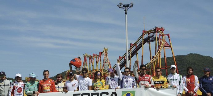 Brazilec Felipe Massa si vyzdobil svou závodní helmu nápisem, který jasně vyjadřuje podporu jeho bývalému parťákovi Michaelu Schumacherovi. Ve své podpoře nezůstal sám. Sedminásobnému světovému šampionovi F1 drží pěsti celý svět.
