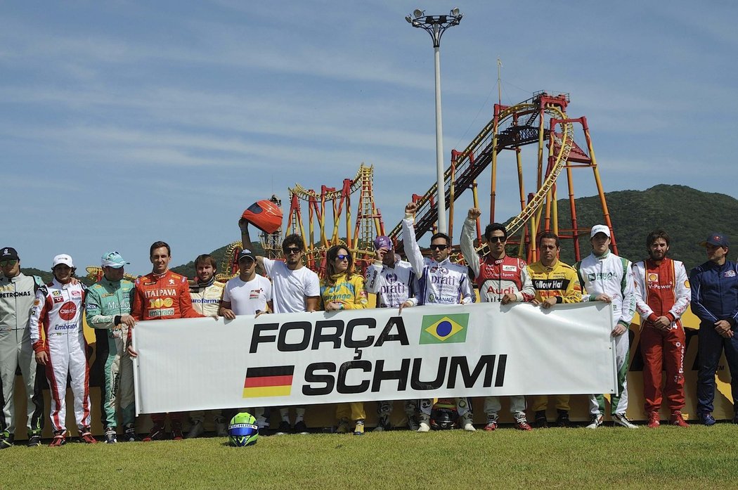 Brazilec Felipe Massa si vyzdobil svou závodní helmu nápisem, který jasně vyjadřuje podporu jeho bývalému parťákovi Michaelu Schumacherovi. Ve své podpoře nezůstal sám. Sedminásobnému světovému šampionovi F1 drží pěsti celý svět.