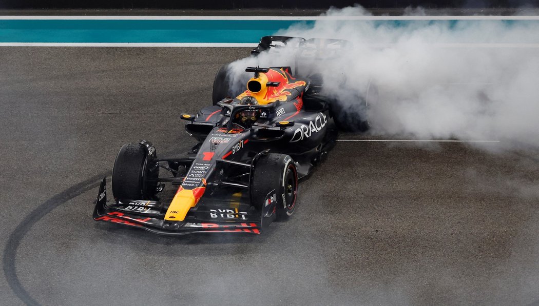 V Abú Zabí si připsal 19. vítězství v sezoně mistr světa F1 Max Verstappen