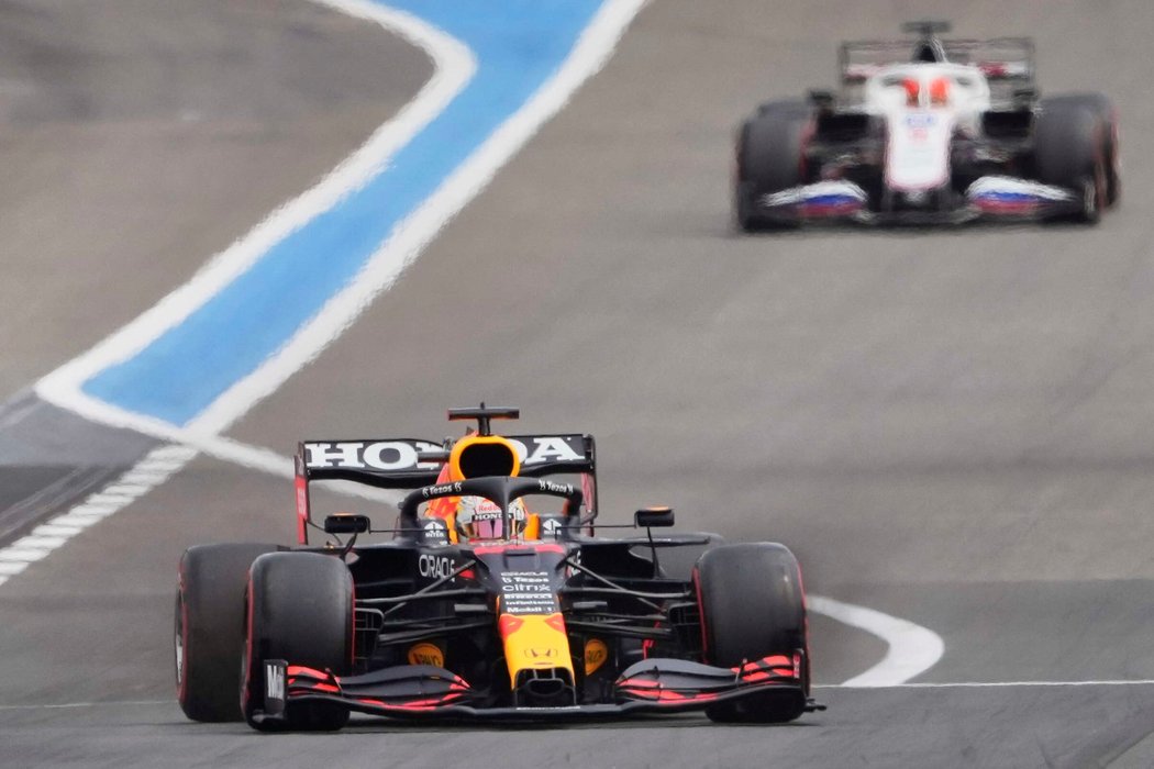 Vůz Maxe Verstappen během kvalifikace na VC Francie