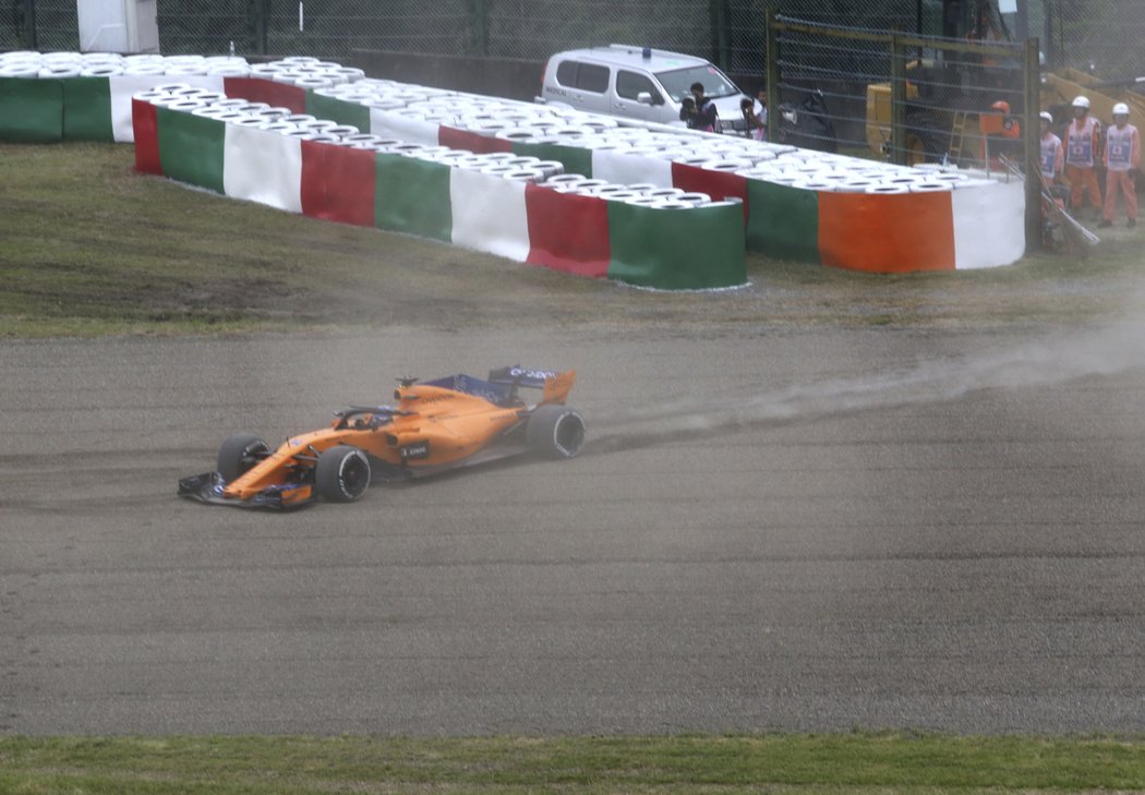 Fernando Alonso se v Suzuce ocitl mimo trať