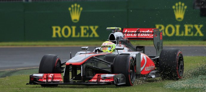 Sergio Pérez, nováček v McLarenu, během kvalifikace v Austrálii vyjel mimo trať.