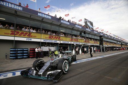 Lewis Hamilton si v kvalifikaci vyjel pole position a do závodu měl nejlepší postavení na startovním roštu