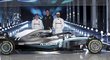 Stáj Mercedes ukázala monopost pro novou sezonu. Zleva týmová dvojka Valtteri Bottas, výkonný ředitel Toto Wolff a jednička Lewis Hamilton