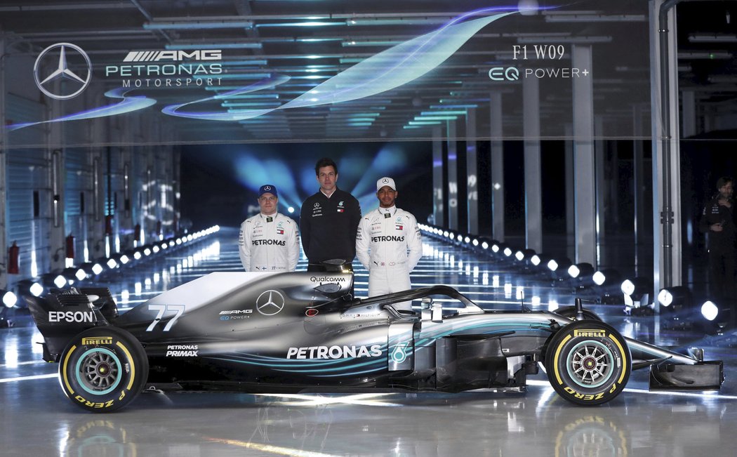 Stáj Mercedes ukázala monopost pro novou sezonu. Zleva týmová dvojka Valtteri Bottas, výkonný ředitel Toto Wolff a jednička Lewis Hamilton