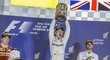 Pilot Mercedesu Nico Rosberg s trofejí pro vítěze VC Bahrajnu