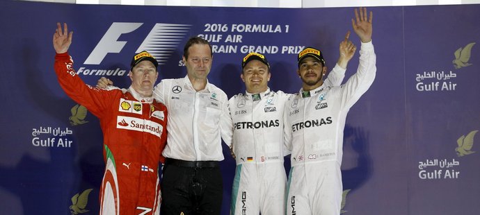 Na stupních vítězů se sešli třetí Kimi Räkkönen (vlevo), druhý Lewis Hamilton (vpravo) a vítěz Nico Rosberg (uprostřed)