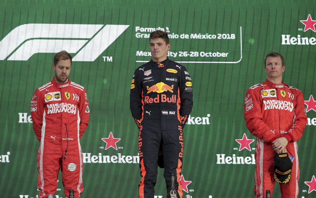 Max Verstappen v obležení zamlklých jezdců Ferrari