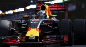 Ricciardo v Monaku porazil mercedesy a získal první pole position