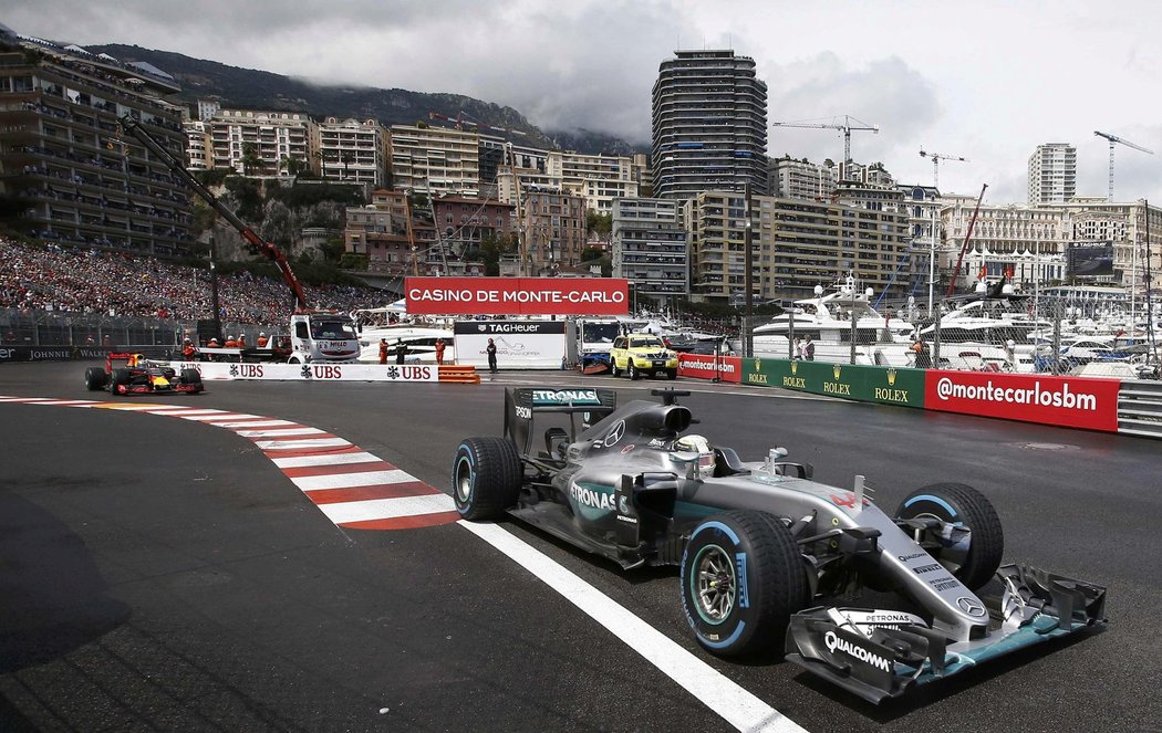 Lewis Hamilton se díky chybě soupeře dostal do vedení