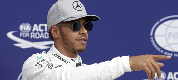Lewis Hamilton vyhrál kvalifikaci na Velkou cenu Itálie formule 1 v Monze téměř o půl sekundy před týmovým kolegou z Mercedesu Nicem Rosbergem.