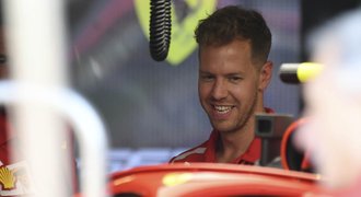 Vettel rýpl do rivala a láká fanoušky: Fotbal nevyšel, přijeďte grilovat
