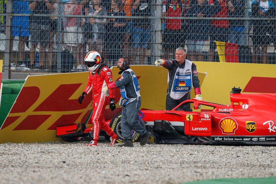 Naštvaný Sebastian Vettel po své nehodě v závěru Velké ceny Německa