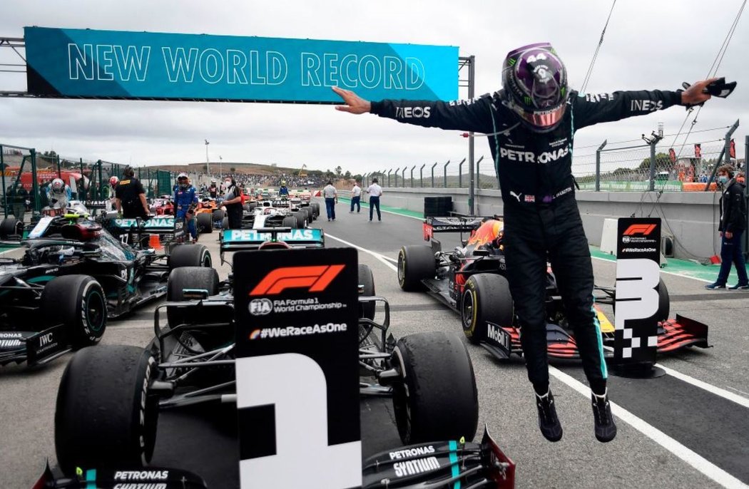 Lewis Hamilton oslavuje 92. vítězství ve formuli 1, kterým překonal v historickém pořadí legendárního Michaela Schumachera