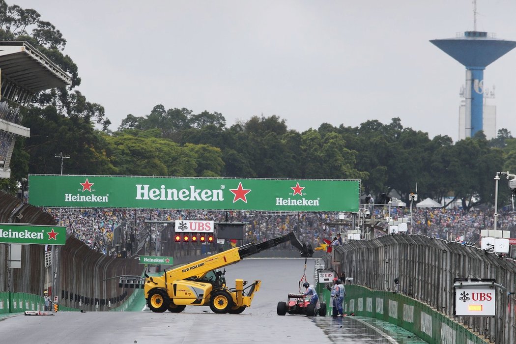 Traťoví komisaři odklízí nabourané ferrari