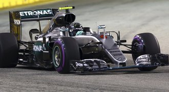 Kvalifikaci F1 s varanem na trati vyhrál Rosberg před Ricciardem