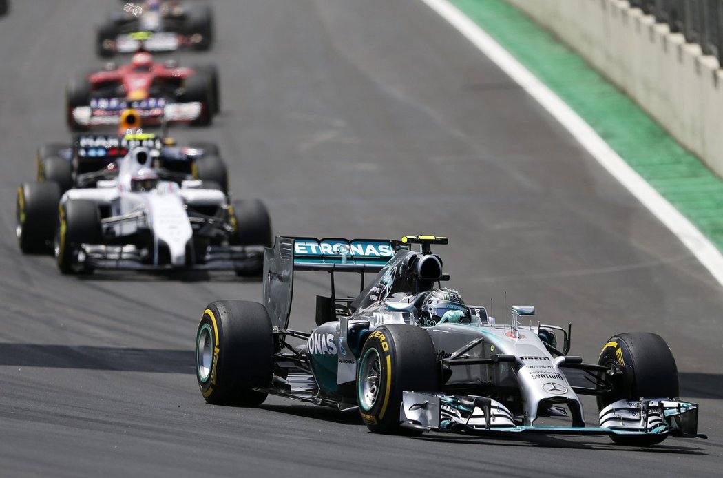 Předposlední závod MS formule 1 v Brazílii vyhrál Nico Rosberg před kolegou z Mercedesu Lewisem Hamiltonem.