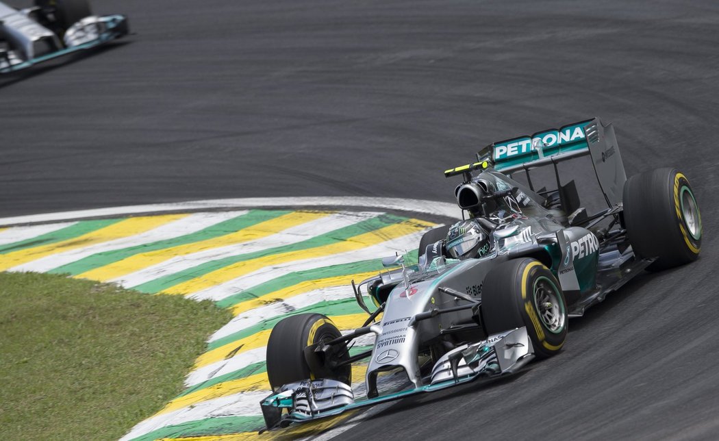 Předposlední závod MS formule 1 v Brazílii vyhrál Nico Rosberg před kolegou z Mercedesu Lewisem Hamiltonem.