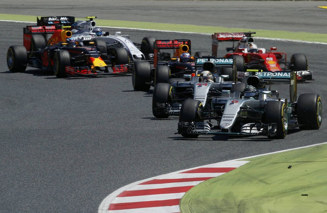 V první zatáčce se Nico Rosberg dostal před Lewisem Hamiltona, pak do sebe ovšem nabourali