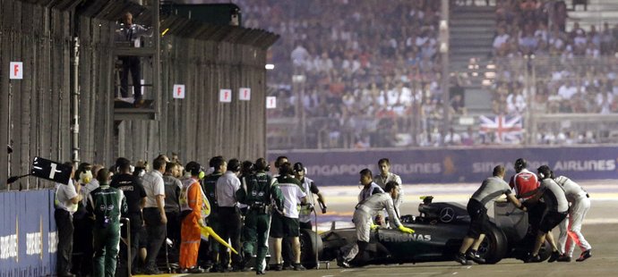Nico Rosberg neodstartoval do zaváděcího kola a musel být odtlačen do boxů.