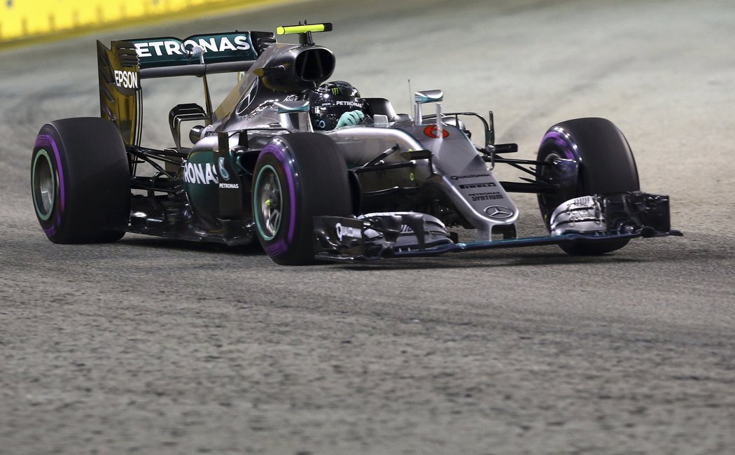 Kvalifikaci na GP Singapuru vozů F1 vyhrál Nico Rosberg z týmu Mercedes.