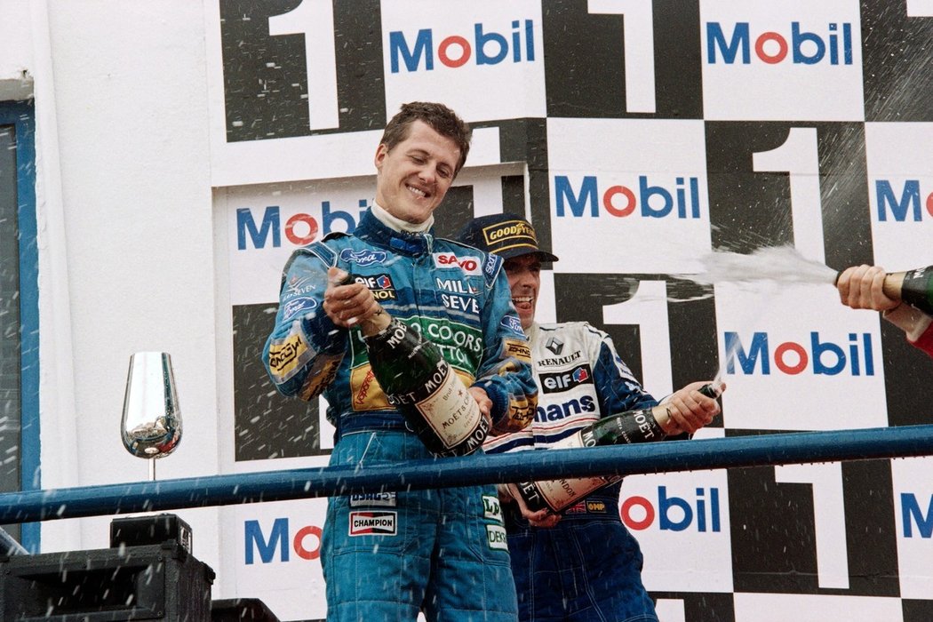 Michael Schumacher slaví triumf v závodě formule 1 v roce 1994
