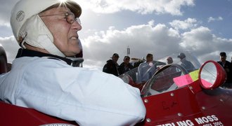 Pilot gentleman. Legenda Moss (†90) udával trendy F1 a bavil Hamiltona