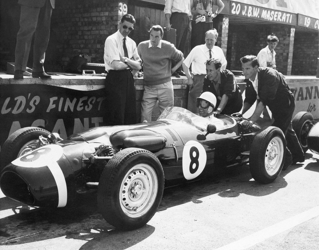 V 90 letech zemřel legendární pilot formule 1 Brit Stirling Moss. Vítěz 16 Velkých cen byl označován za nejlepšího jezdce, který nikdy nezískal titul