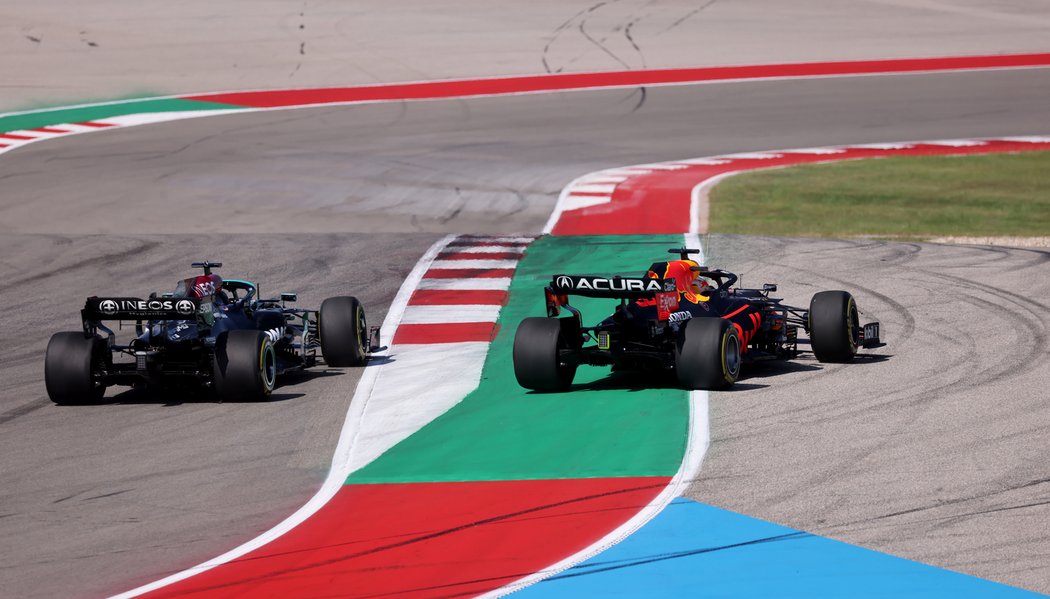 Jeden ze soubojů Maxe Verstappena s Lewisem Hamiltonem ve Velké ceně USA