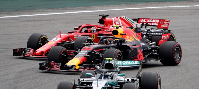 Valtteri Bottas, Max Verstappen a Sebastian Vettel v tuhém boji při Velké ceně Brazílie