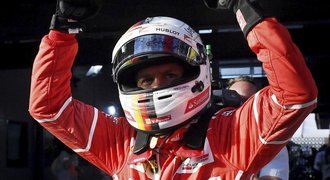 Ferrari slaví triumf. Máme stejně silný vůz jako Mercedes, žasl Vettel