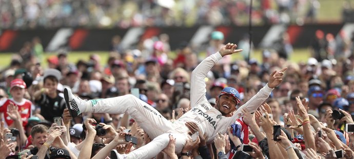 Fanoušci oslavují britského pilota, který závod na Silverstone ovládl potřetí za sebou