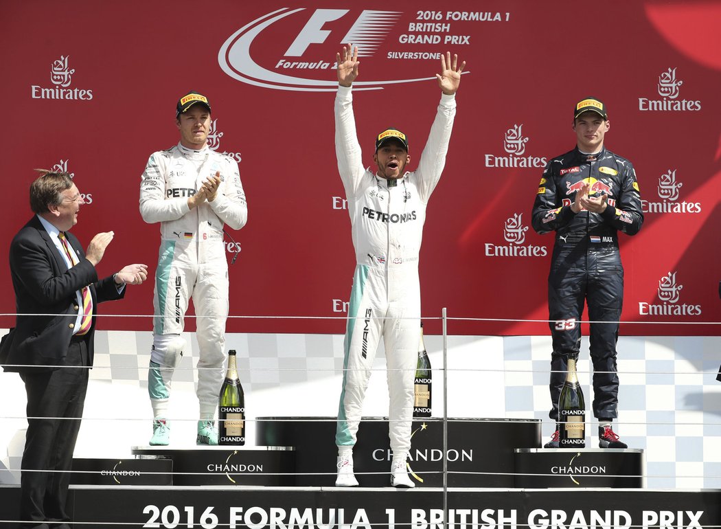 Na stupních vítězů se sešli vítěz Lewis Hamilton, druhý Nico Rosberg a třetí Max Verstappen